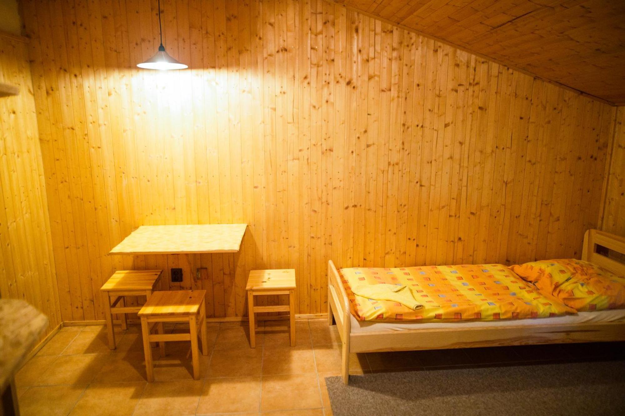 Komari Louka Nova Olesna Luaran gambar