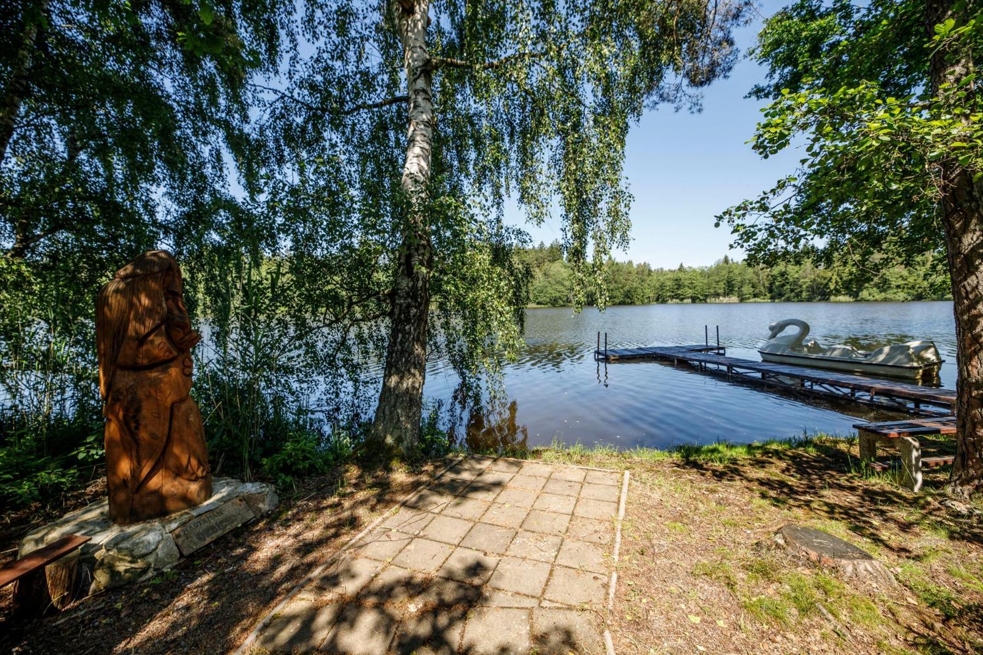 Komari Louka Nova Olesna Luaran gambar
